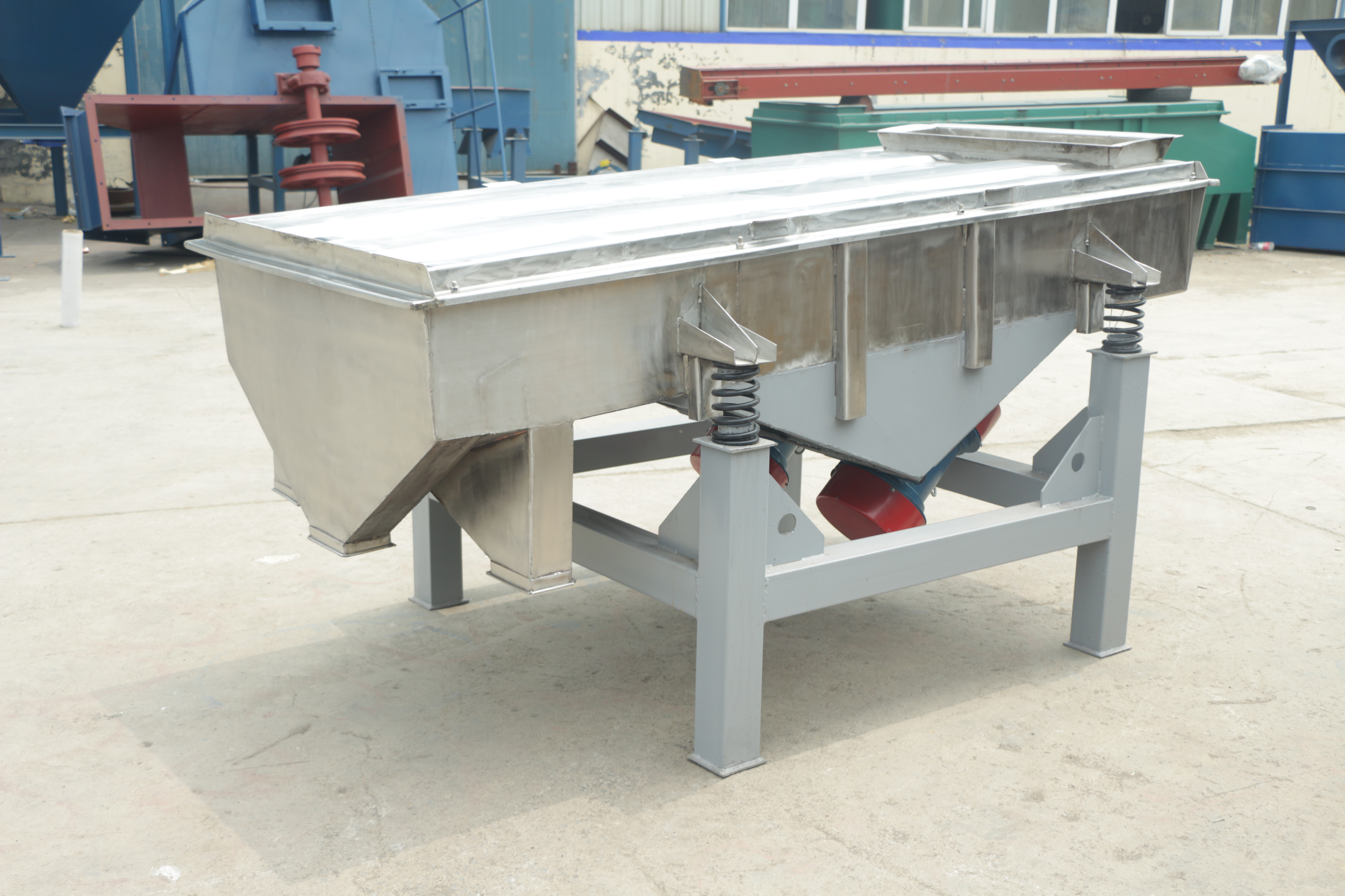 直線振動篩都有哪些結構部件?(直線振動篩有幾對軸承)